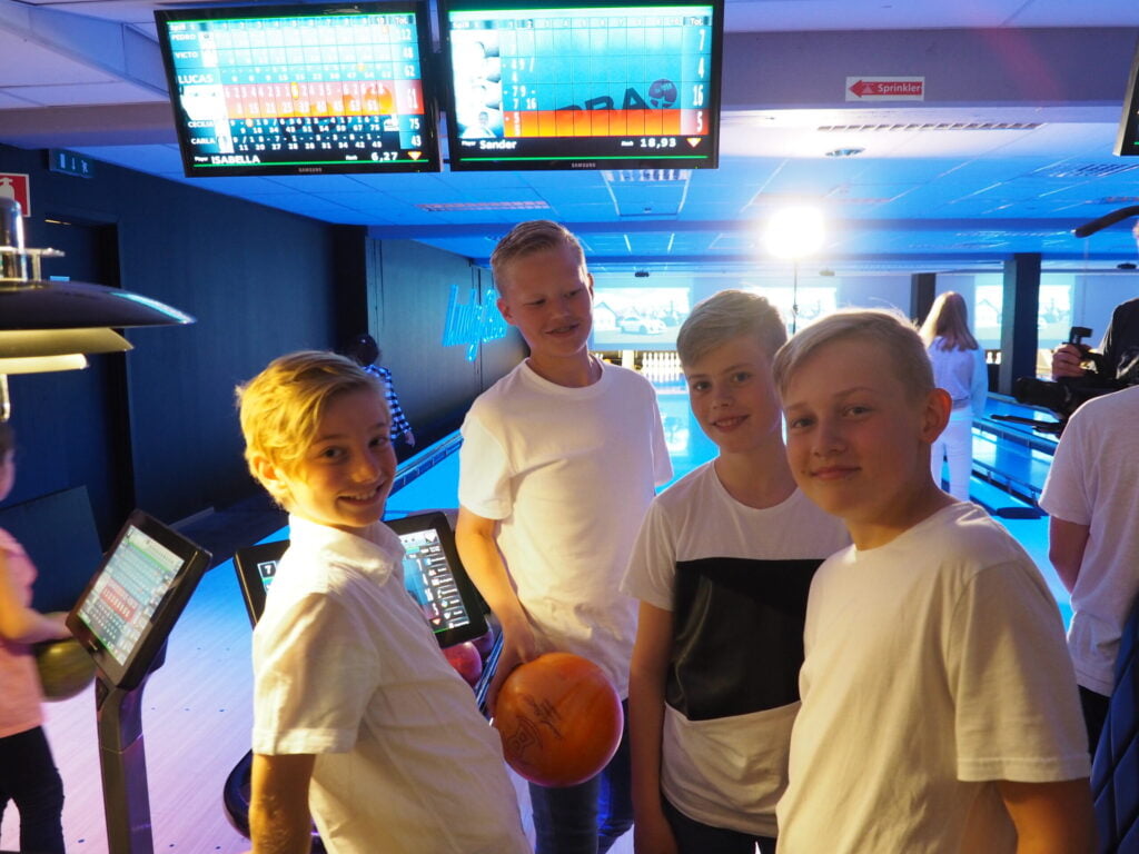 gruppe gutter på bowling