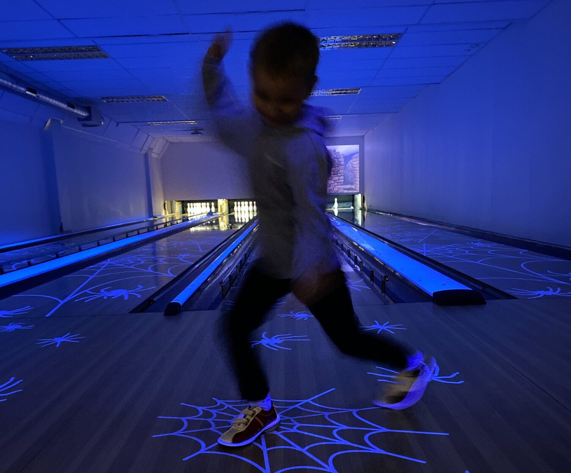 gutt som har mye konkurranseinstinkt på bowlingbanen