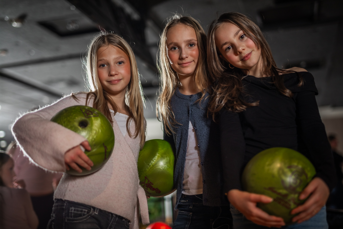 ungdommer på bowling