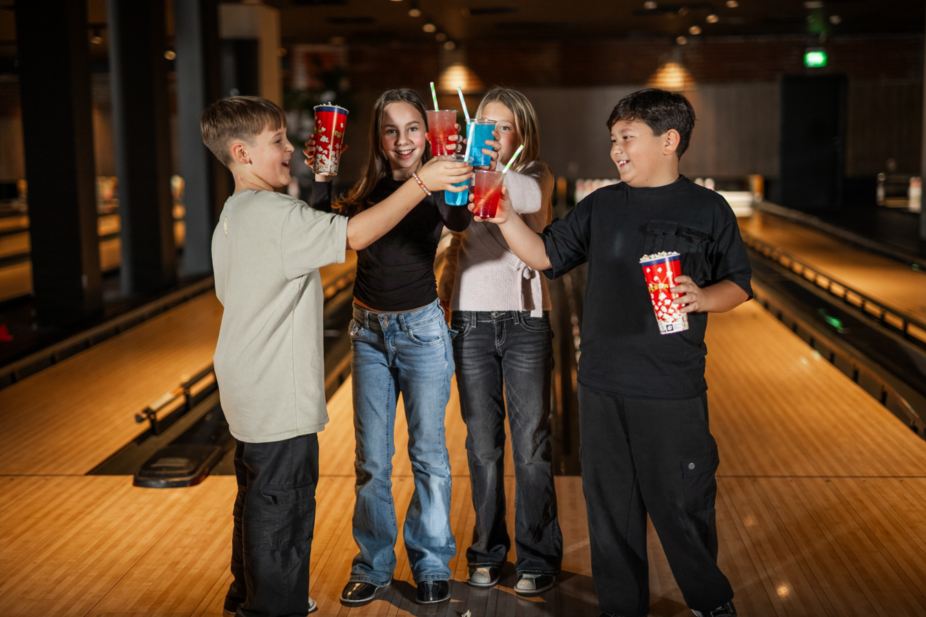Ungdomgjeng med gutter og jenter på bowling