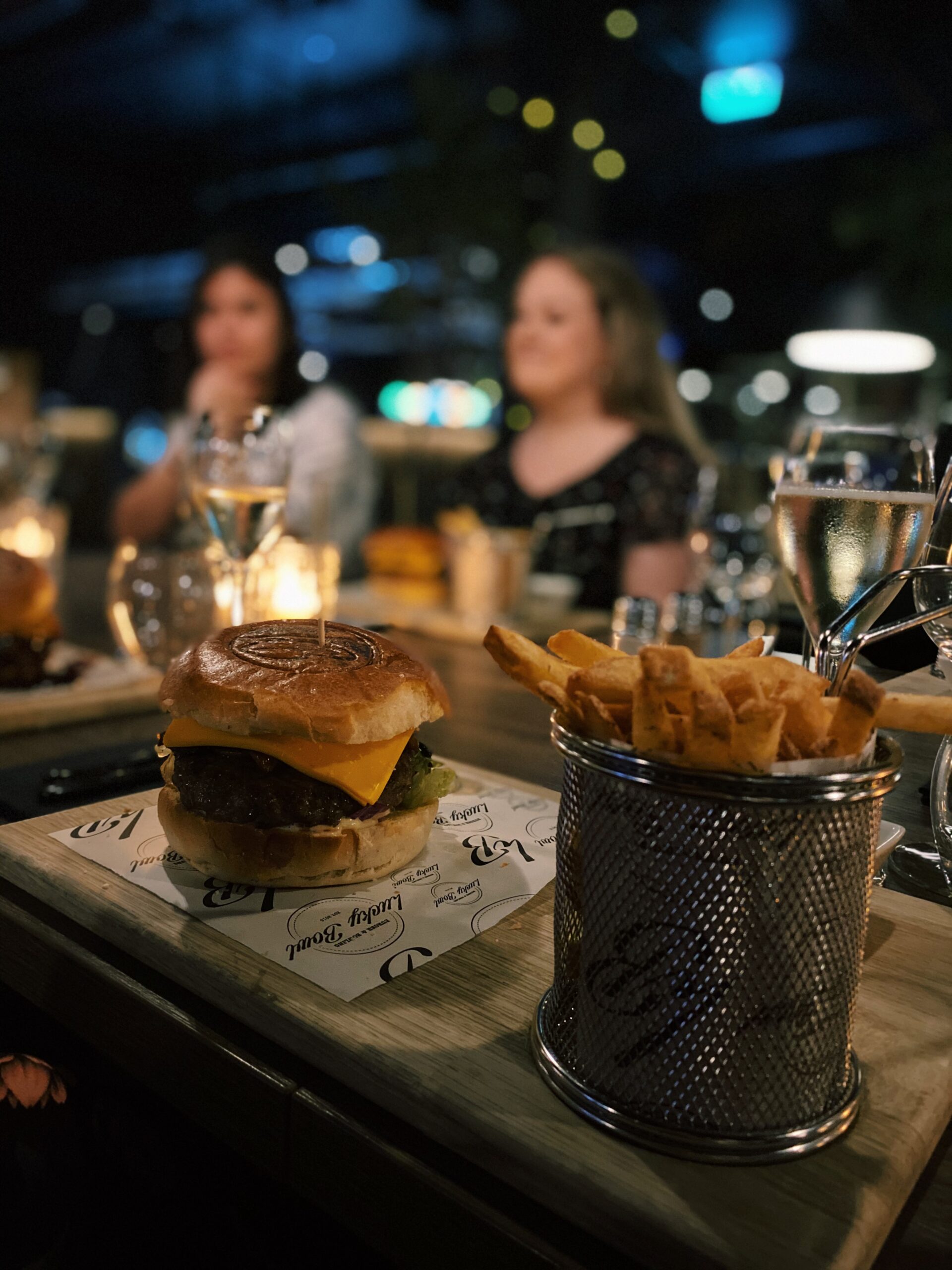 God stemning og burger på bordet